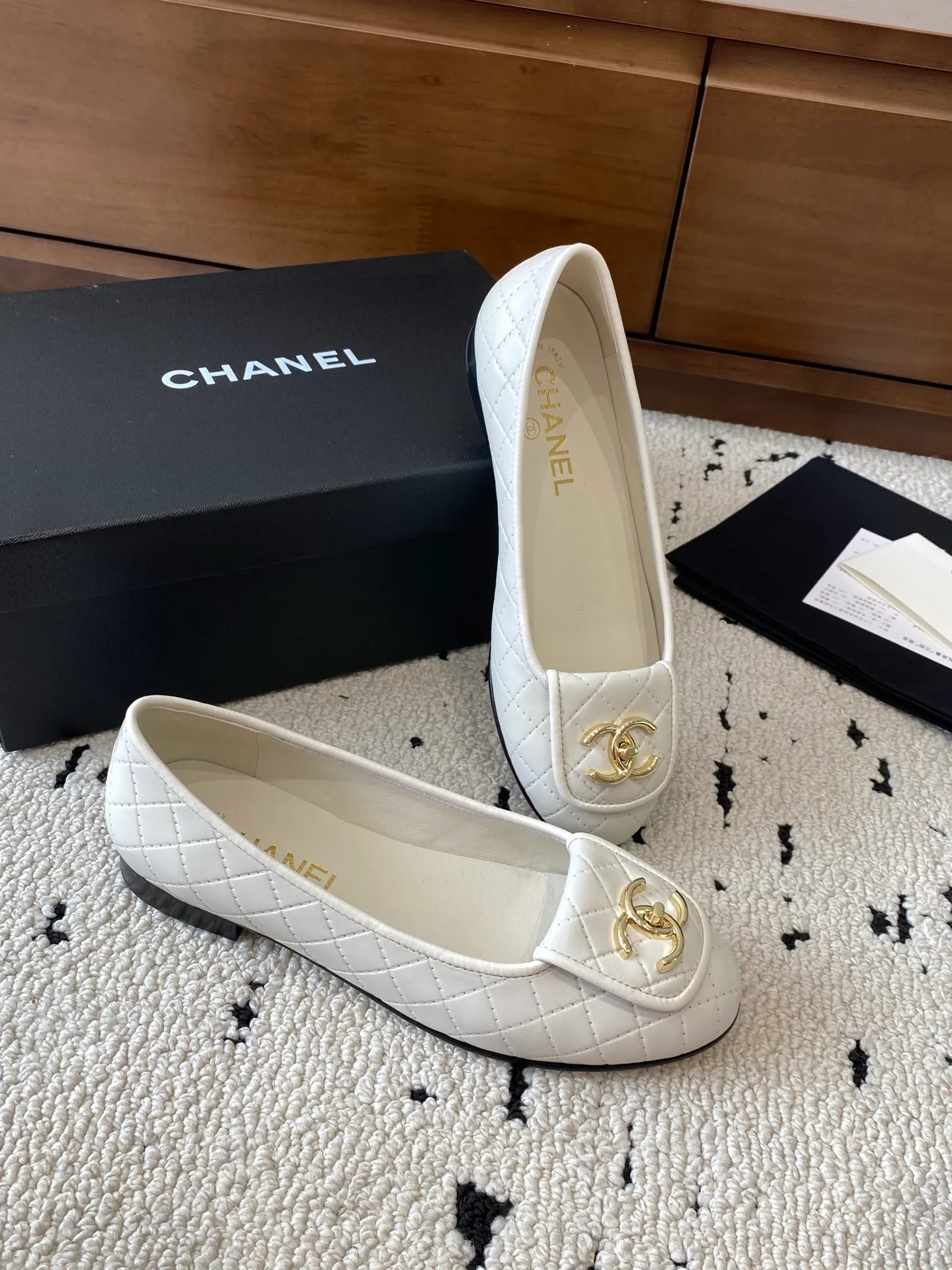 👟👟Ex-factory price 580👟👟 🍀CHANEL2025 new autumn and winter style, Mary Jane leather Chanel Xiaoxiang C home flat shoes Comfortable Mary Jane shoes Catwalk haute couture customization, simple yet sweet and playful Solid color fabric is refreshing and easy to wear Buckle design shoes are more heeling Upper: Customized sheepskin Inner foot pad: sheepskin Sole: Italian genuine leather sole Code number: 35-40 (40 customized items are non-refundable) 👉 👉